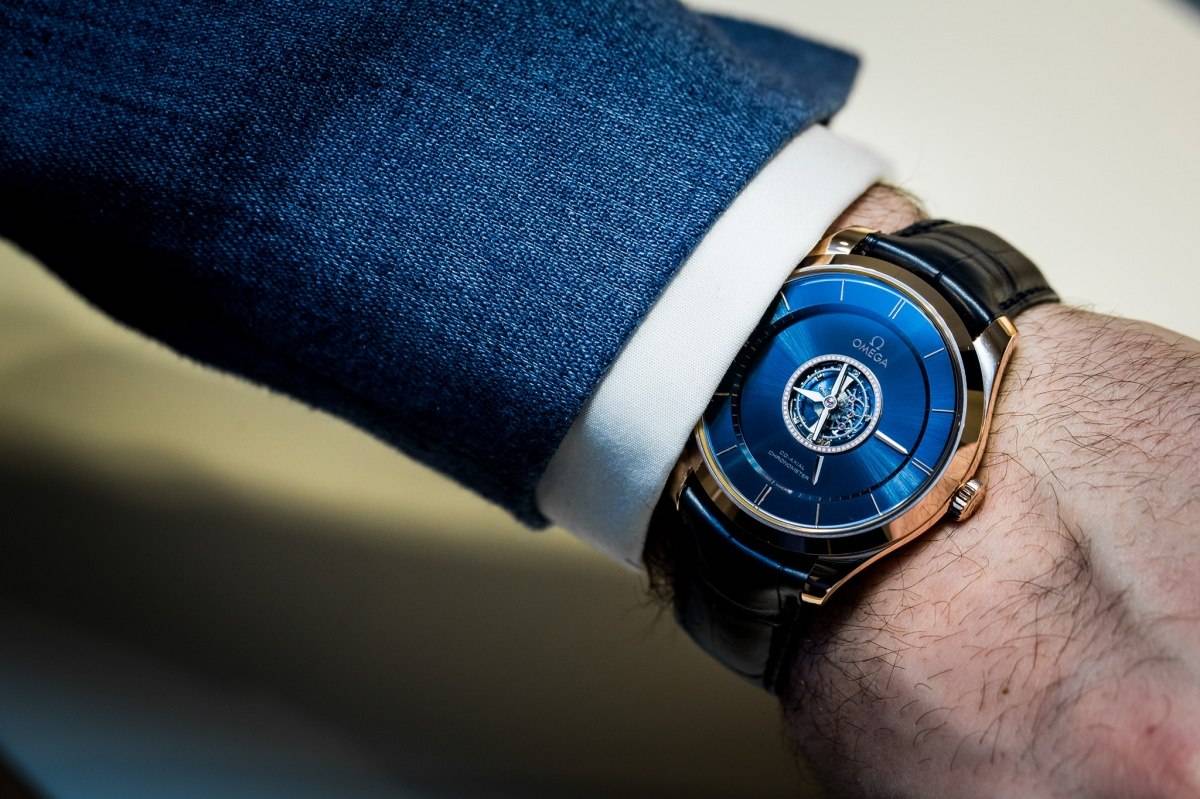 The male copy watches have blue dials.