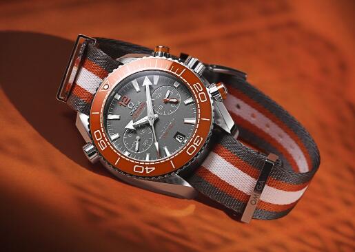The gray-white-orange NATO strap endows the timepiece with sporty style.